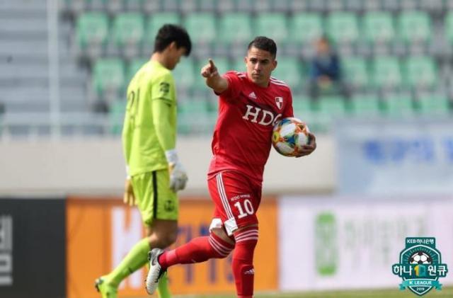  那不勒斯客场攻坚，默滕斯帽子戏法惊艳全场