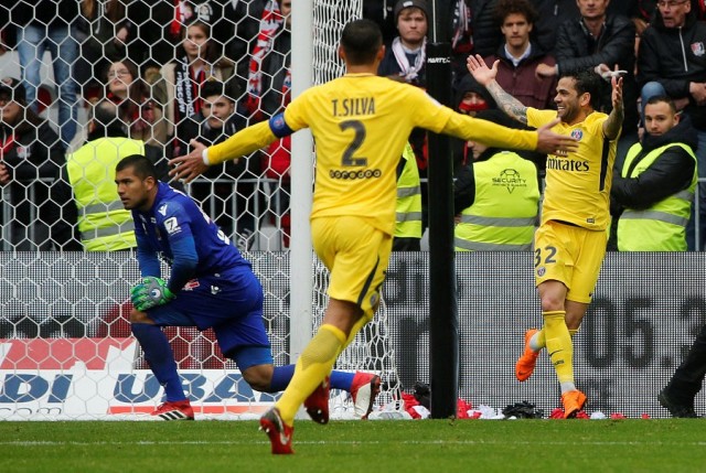  尼斯门将神勇发挥多次扑救确保客场全身而退